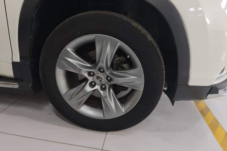Used Toyota Highlander 2015 2.0T Two-Wheel Drive Luxury Edition 7 Seats Right Front Wheel Hub