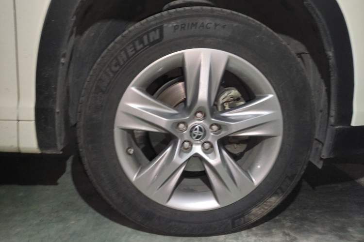 Used Toyota Highlander 2015 2.0T Two-Wheel Drive Luxury Edition 7 Seats Right Front Wheel Hub