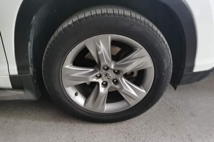 Used Toyota Highlander 2015 2.0T Four-Wheel Drive Luxury Edition 7-Seater Right Front Wheel Hub