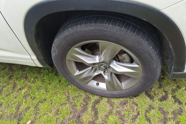 Used Toyota Highlander 2015 2.0T Four-Wheel Drive Luxury Edition 7-Seater Right Front Wheel Hub