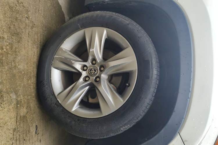Used Toyota Highlander 2015 2.0T Four-Wheel Drive Luxury Edition 7-Seater Right Front Wheel Hub