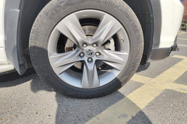 Used Toyota Highlander 2015 2.0T Two-Wheel Drive Luxury Edition 7 Seats Right Front Wheel Hub