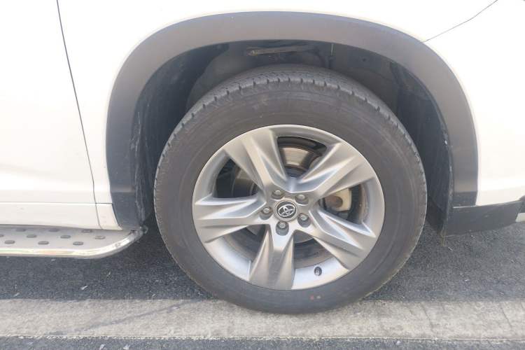 Used Toyota Highlander 2015 2.0T Four-Wheel Drive Luxury Edition 7-Seater Right Front Wheel Hub