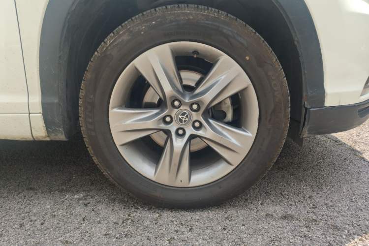 Used Toyota Highlander 2015 2.0T Four-Wheel Drive Luxury Edition 7-Seater Right Front Wheel Hub