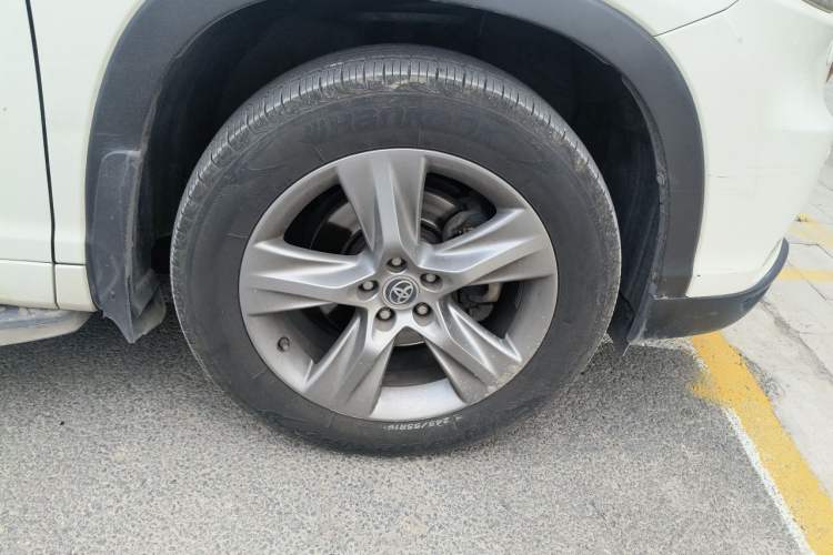 Used Toyota Highlander 2015 2.0T Four-Wheel Drive Ultimate Edition 7-Seater Right Front Wheel Hub