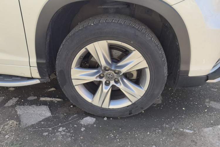 Used Toyota Highlander 2015 2.0T Four-Wheel Drive Luxury Edition 7-Seater Right Front Wheel Hub
