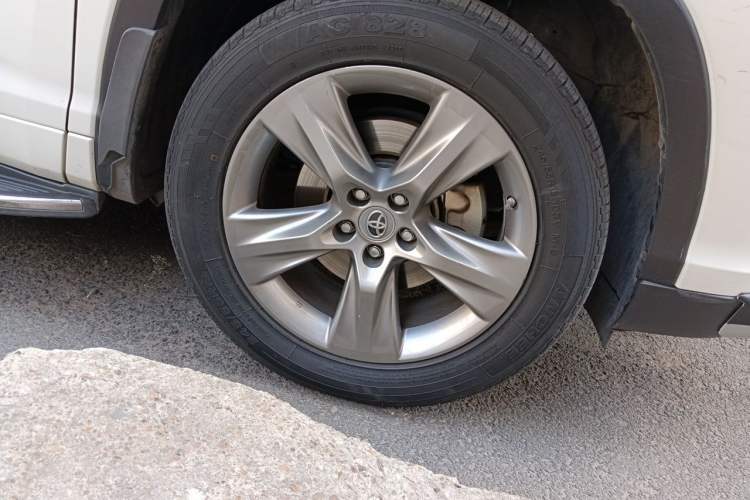 Used Toyota Highlander 2015 2.0T Four-Wheel Drive Luxury Edition 7-Seater Right Front Wheel Hub