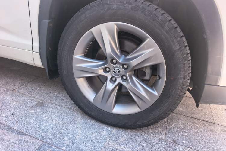 Used Toyota Highlander 2015 2.0T Four-Wheel Drive Luxury Edition 7-Seater Right Front Wheel Hub