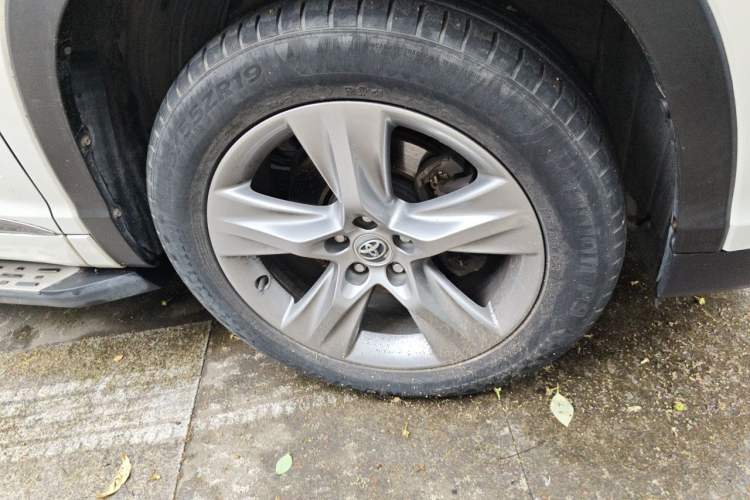 Used Toyota Highlander 2015 2.0T Four-Wheel Drive Ultimate Edition 7-Seater Right Front Wheel Hub