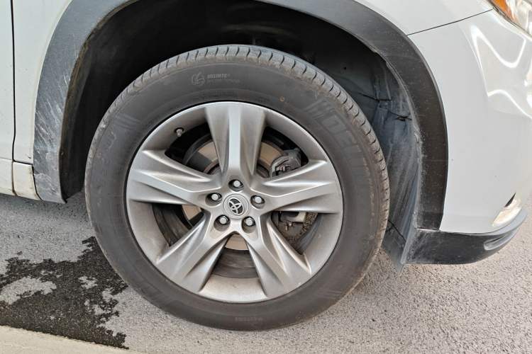 Used Toyota Highlander 2015 2.0T Four-Wheel Drive Ultimate Edition 7-Seater Right Front Wheel Hub
