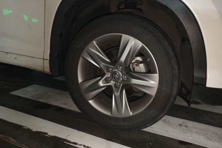 Used Toyota Highlander 2015 2.0T Two-Wheel Drive Luxury Edition 7 Seats Right Front Wheel Hub
