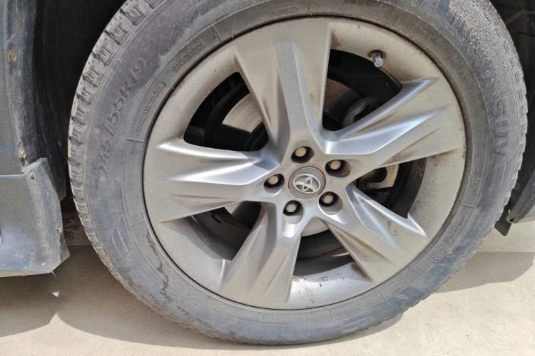 Used Toyota Highlander 2015 2.0T Four-Wheel Drive Luxury Edition 7-Seater Right Front Wheel Hub