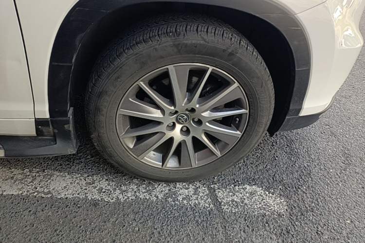 Used Toyota Highlander 2015 3.5L 4x4 Luxury Edition 7-seater Right Front Wheel Hub