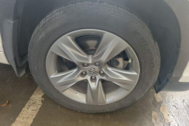 Used Toyota Highlander 2015 2.0T Two-Wheel Drive Luxury Edition 7 Seats Right Front Wheel Hub