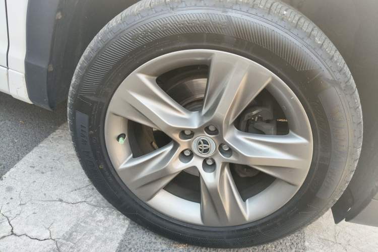 Used Toyota Highlander 2015 2.0T Four-Wheel Drive Luxury Edition 7-Seater Right Front Wheel Hub