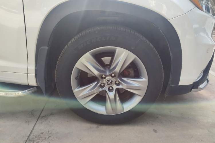 Used Toyota Highlander 2015 2.0T Four-Wheel Drive Luxury Edition 7-Seater Right Front Wheel Hub