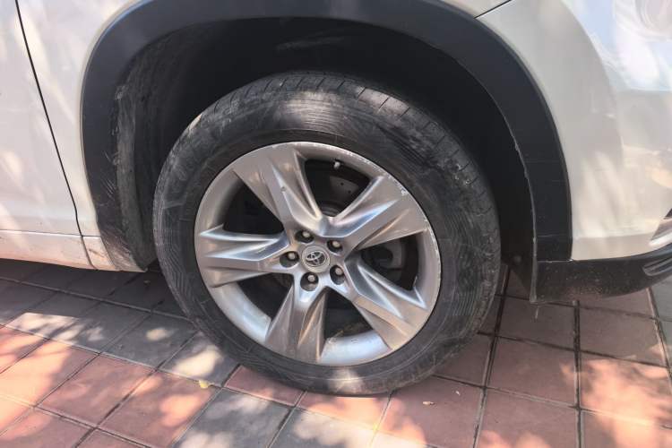 Used Toyota Highlander 2015 2.0T Four-Wheel Drive Luxury Edition 7-Seater Right Front Wheel Hub