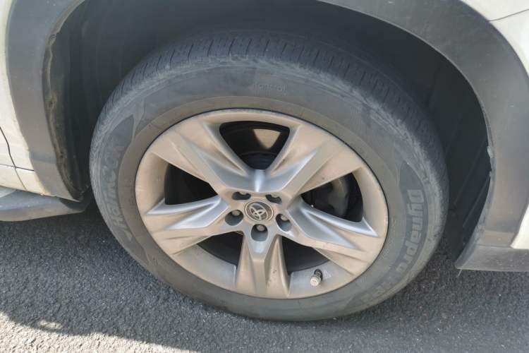 Used Toyota Highlander 2015 2.0T Four-Wheel Drive Luxury Edition 7-Seater Right Front Wheel Hub