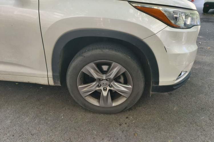 Used Toyota Highlander 2015 2.0T Four-Wheel Drive Luxury Edition 7-Seater Right Front Wheel Hub