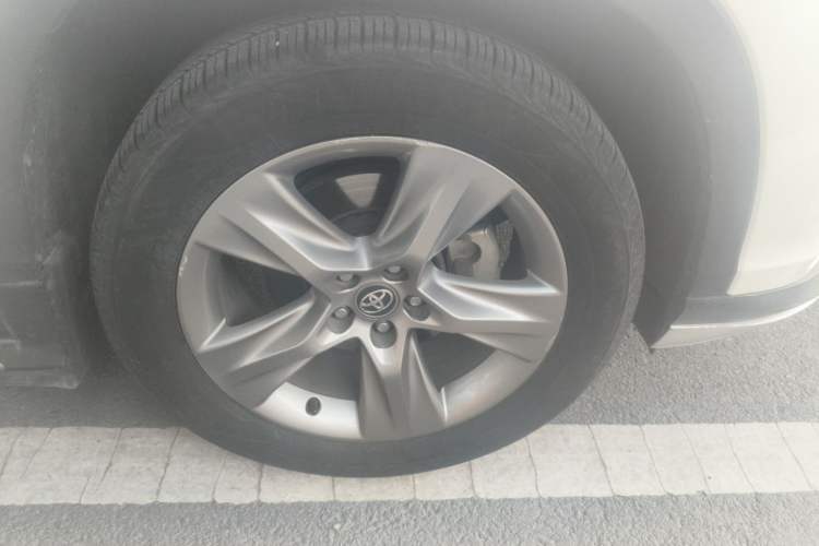 Used Toyota Highlander 2015 2.0T Four-Wheel Drive Luxury Edition 7-Seater Right Front Wheel Hub
