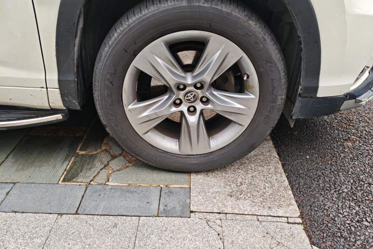 Used Toyota Highlander 2015 2.0T Four-Wheel Drive Ultimate Edition 7-Seater Right Front Wheel Hub