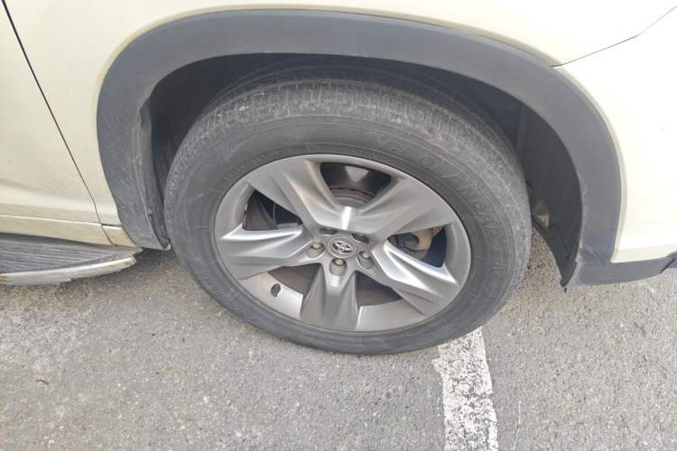 Used Toyota Highlander 2015 2.0T Four-Wheel Drive Luxury Edition 7-Seater Right Front Wheel Hub