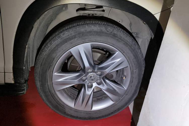 Used Toyota Highlander 2015 2.0T Four-Wheel Drive Luxury Edition 7-Seater Right Front Wheel Hub