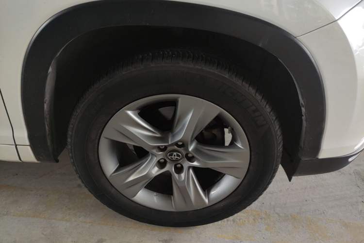 Used Toyota Highlander 2015 2.0T Four-Wheel Drive Luxury Edition 7-Seater Right Front Wheel Hub