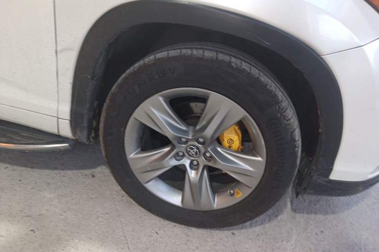 Used Toyota Highlander 2015 2.0T Four-Wheel Drive Luxury Edition 7-Seater Right Front Wheel Hub