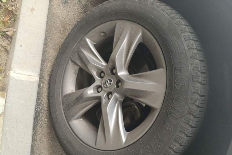 Used Toyota Highlander 2015 2.0T Four-Wheel Drive Luxury Edition 7-Seater Right Front Wheel Hub