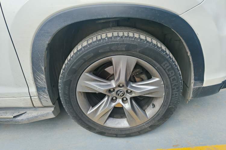 Used Toyota Highlander 2015 2.0T Four-Wheel Drive Luxury Edition 7-Seater Right Front Wheel Hub