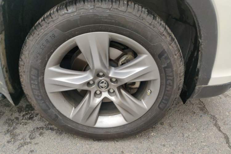 Used Toyota Highlander 2015 2.0T Four-Wheel Drive Ultimate Edition 7-Seater Right Front Wheel Hub