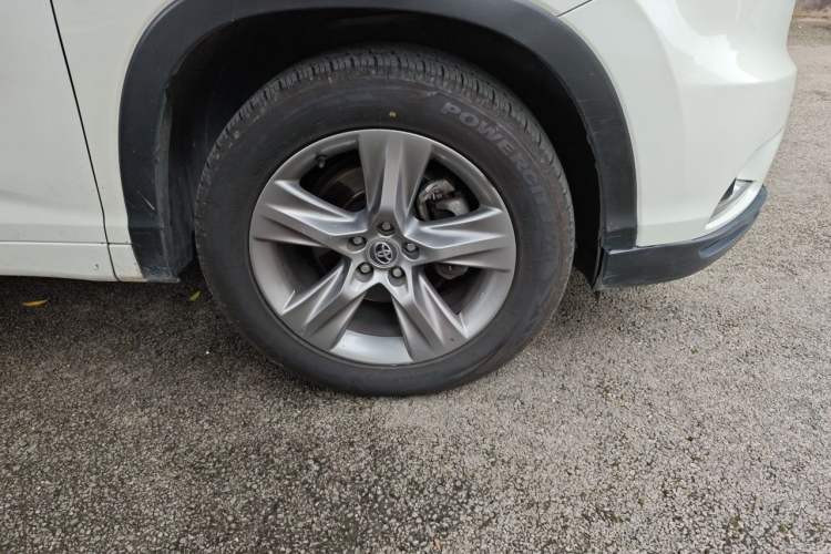 Used Toyota Highlander 2015 2.0T Four-Wheel Drive Luxury Edition 7-Seater Right Front Wheel Hub
