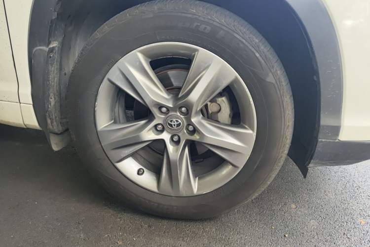 Used Toyota Highlander 2015 2.0T Four-Wheel Drive Ultimate Edition 7-Seater Right Front Wheel Hub