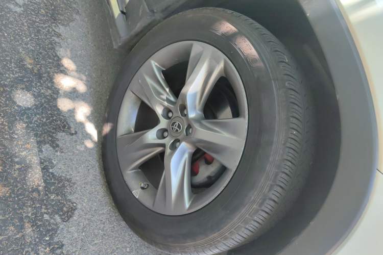 Used Toyota Highlander 2015 2.0T Four-Wheel Drive Luxury Edition 7-Seater Right Front Wheel Hub
