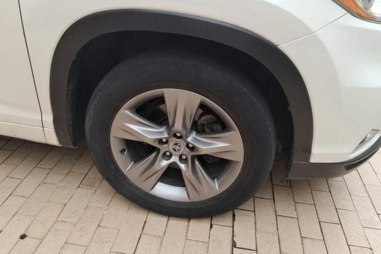 Used Toyota Highlander 2015 2.0T Four-Wheel Drive Ultimate Edition 7-Seater Right Front Wheel Hub