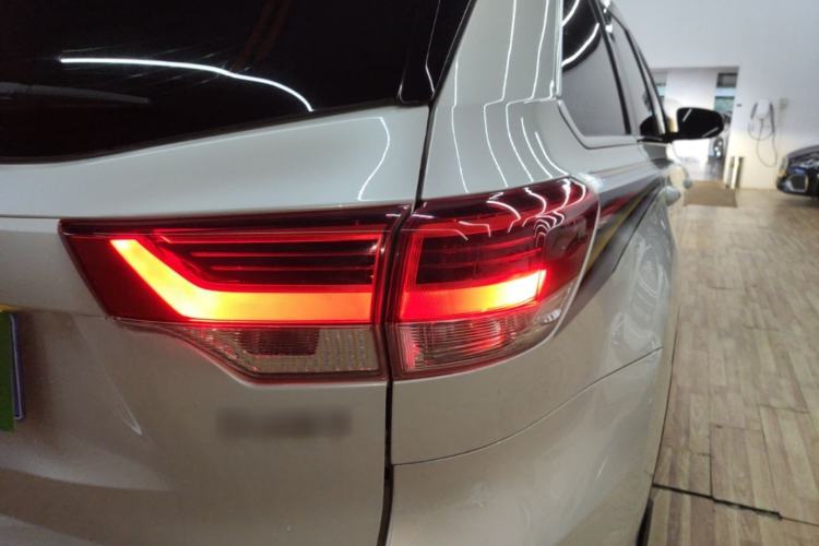 Used Toyota Highlander 2015 2.0T Four-Wheel Drive Luxury Edition 7-Seater Right Rear Taillight