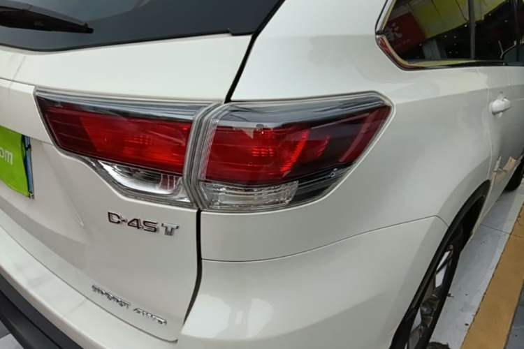 Used Toyota Highlander 2015 2.0T Four-Wheel Drive Luxury Edition 7-Seater Right Rear Taillight