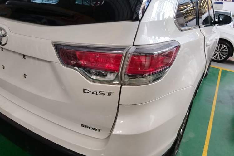 Used Toyota Highlander 2015 2.0T Two-Wheel Drive Luxury Edition 7 Seats Right Rear Taillight