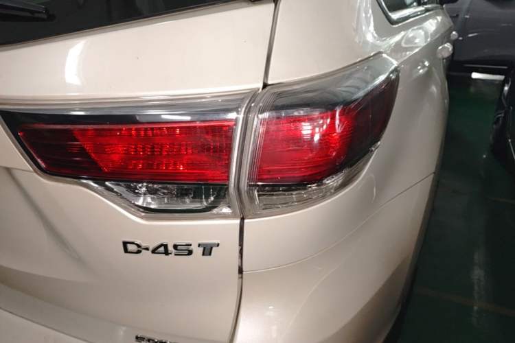 Used Toyota Highlander 2015 2.0T Two-Wheel Drive Luxury Edition 7 Seats Right Rear Taillight