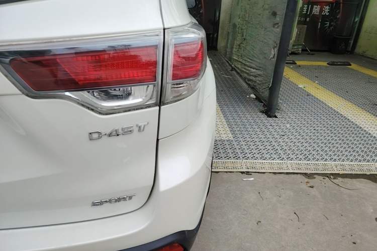 Used Toyota Highlander 2015 2.0T Two-Wheel Drive Luxury Edition 7 Seats Right Rear Taillight