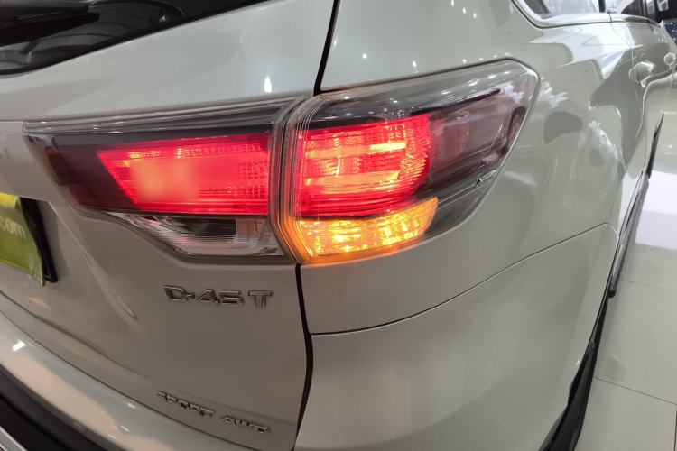 Used Toyota Highlander 2015 2.0T Four-Wheel Drive Luxury Edition 7-Seater Right Rear Taillight