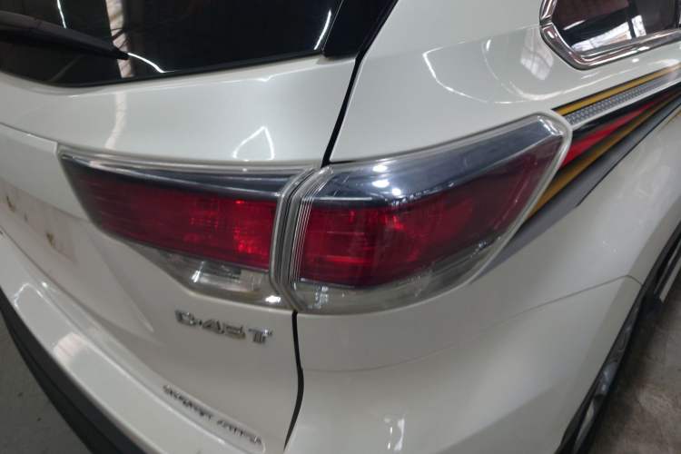 Used Toyota Highlander 2015 2.0T Four-Wheel Drive Luxury Edition 7-Seater Right Rear Taillight
