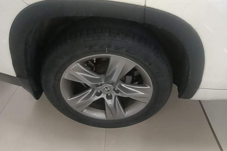 Used Toyota Highlander 2015 2.0T Four-Wheel Drive Ultimate Edition 7-Seater Right Rear Wheel Hub