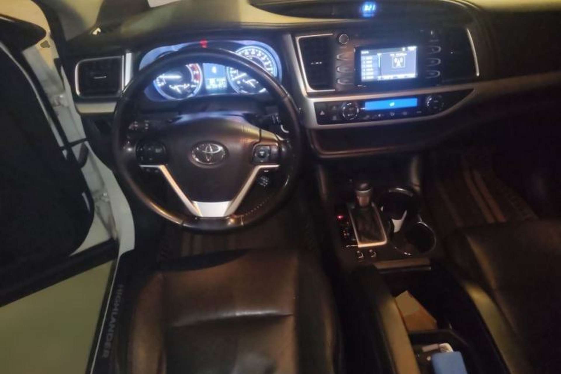 Used Toyota Highlander 2015 2.0T Two-Wheel Drive Luxury Edition 7 Seats Steering Wheel