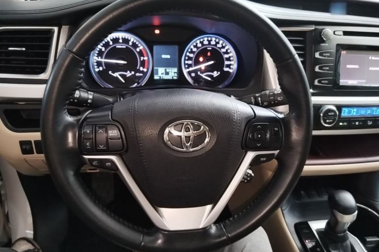 Used Toyota Highlander 2015 2.0T Two-Wheel Drive Luxury Edition 7 Seats Steering Wheel