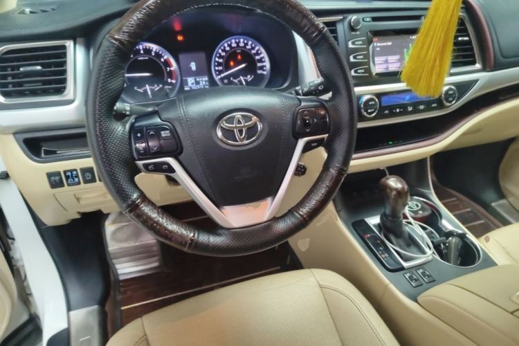 Used Toyota Highlander 2015 2.0T Two-Wheel Drive Luxury Edition 7 Seats Steering Wheel