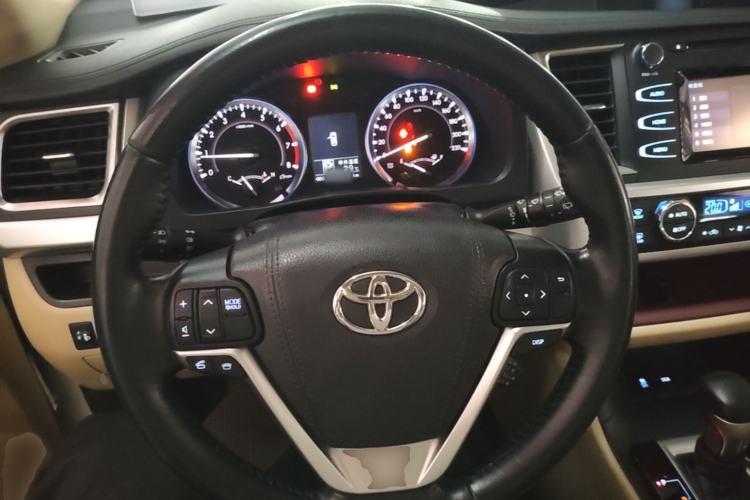 Used Toyota Highlander 2015 2.0T Two-Wheel Drive Luxury Edition 7 Seats Steering Wheel