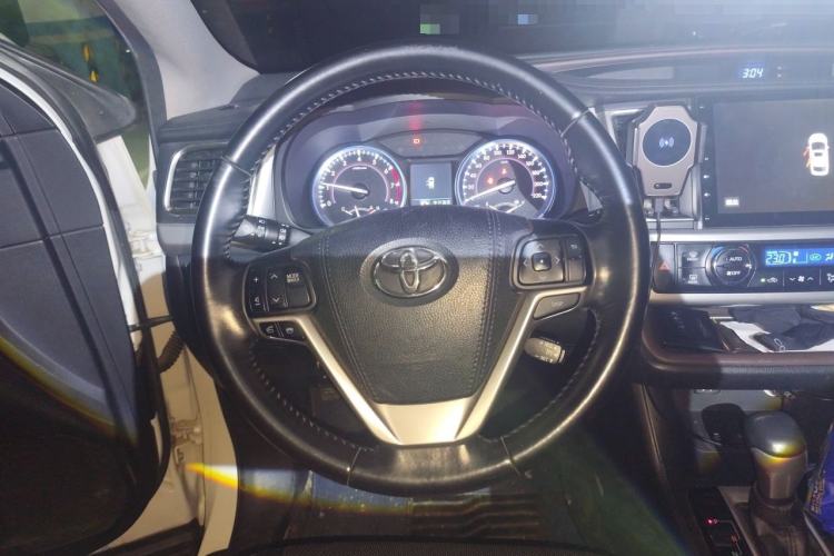 Used Toyota Highlander 2015 2.0T Four-Wheel Drive Luxury Navigation Version with 7 Seats Steering Wheel