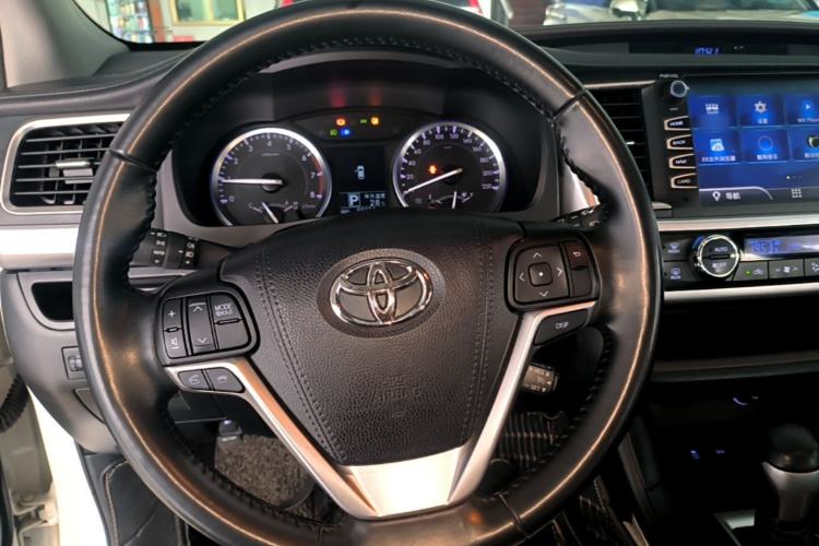 Used Toyota Highlander 2015 2.0T Two-Wheel Drive Luxury Edition 7 Seats Steering Wheel